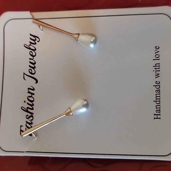 Euc Minimalist faux pearl earrings - Picture 6 of 6